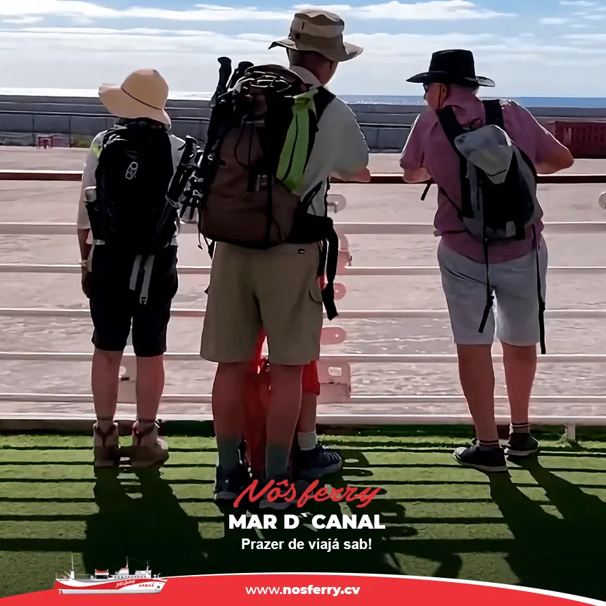 Turistas a apreciar o mar e as montanhas no convés do ferry